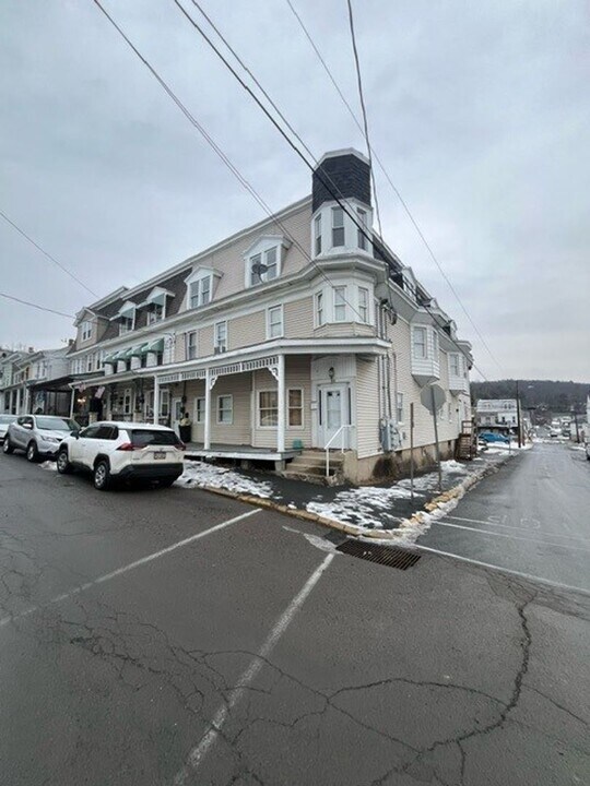 40 Clay St in New Philadelphia, PA - Building Photo