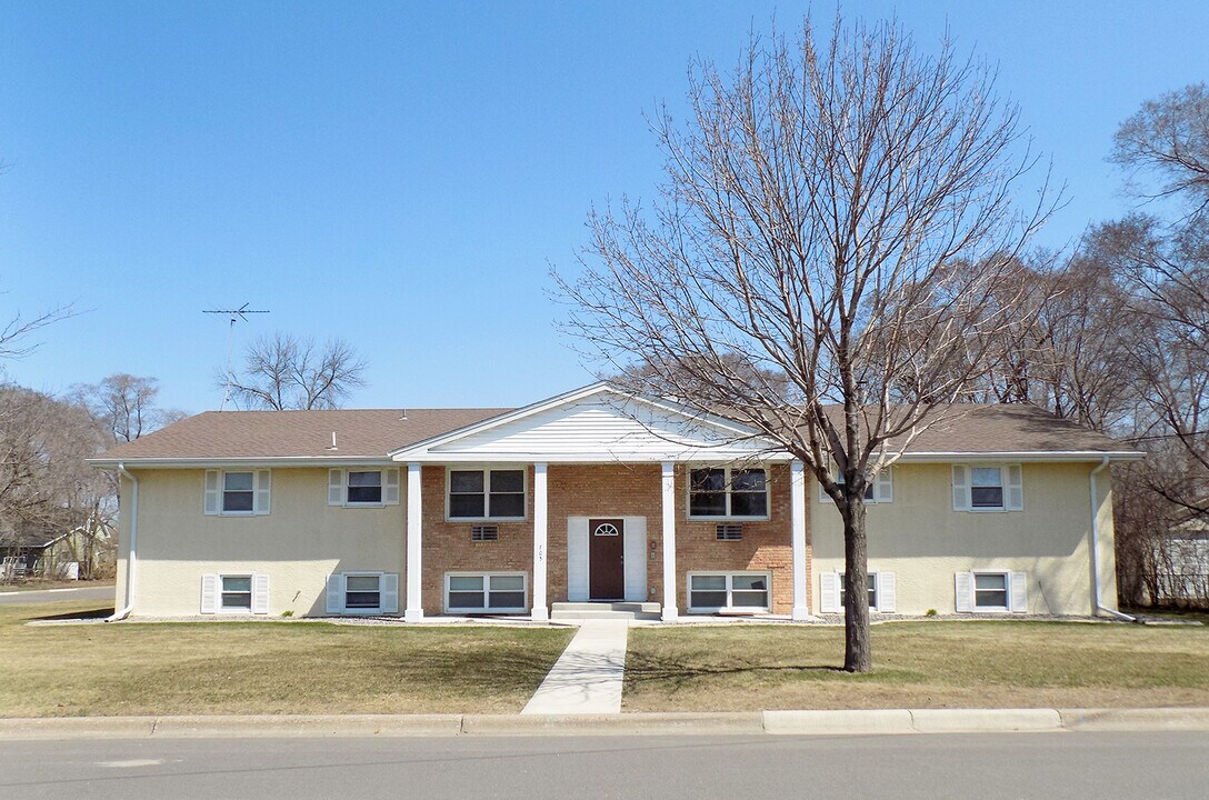 705 W 3rd St in Monticello, MN - Building Photo