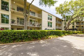 Bayside Trace Condominium in Tampa, FL - Building Photo - Building Photo