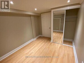 24 Hillview Dr in Newmarket, ON - Building Photo - Building Photo