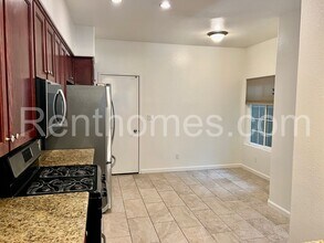 10960 Creekbridge Pl in San Diego, CA - Building Photo - Building Photo