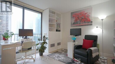 33 Harbour Square in Toronto, ON - Building Photo - Building Photo