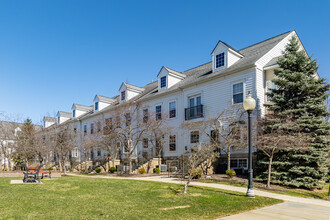 Nielsen Square in Ann Arbor, MI - Foto de edificio - Building Photo
