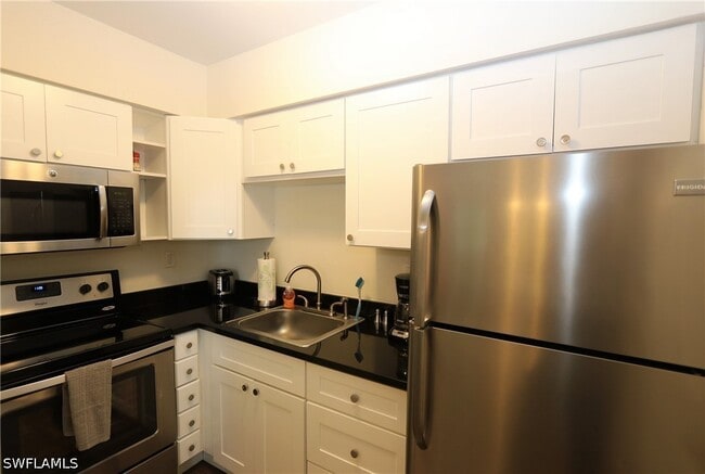 130 N Collier Blvd in Marco Island, FL - Foto de edificio - Building Photo