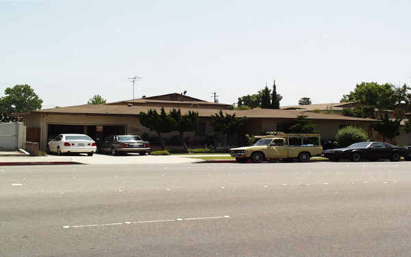 3518 W Orange Ave in Anaheim, CA - Foto de edificio - Building Photo
