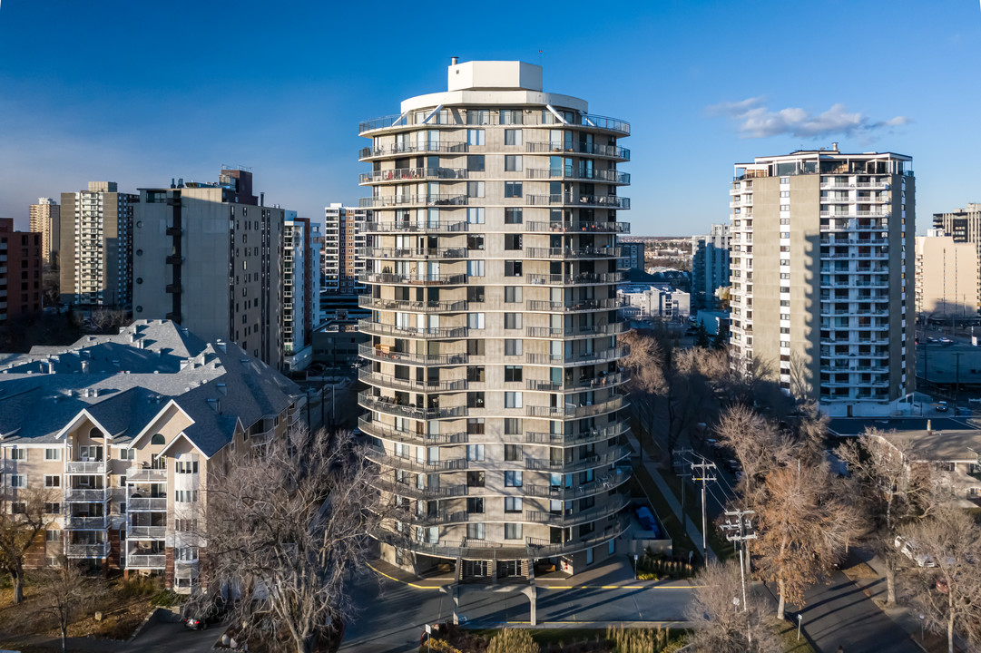 Victoria Plaza in Edmonton, AB - Building Photo