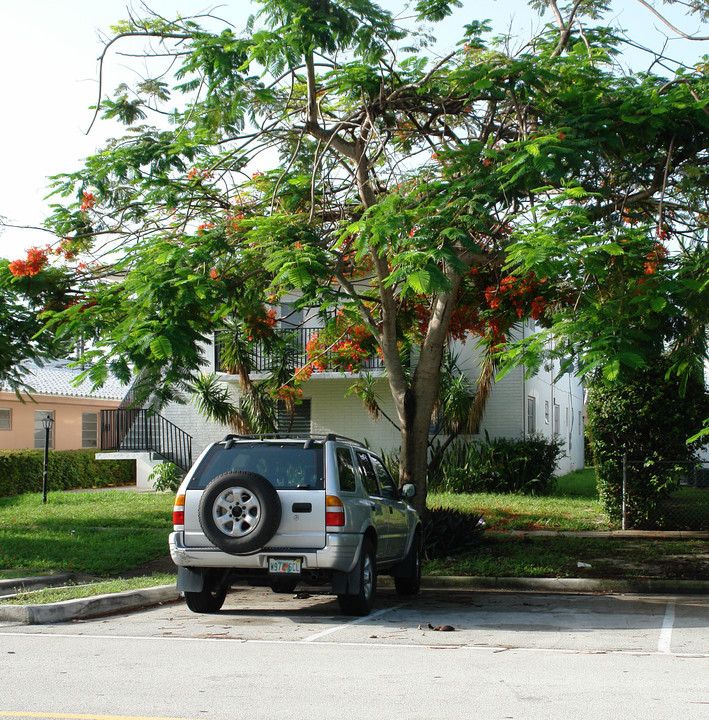 1970 NE 172nd St in Miami, FL - Building Photo