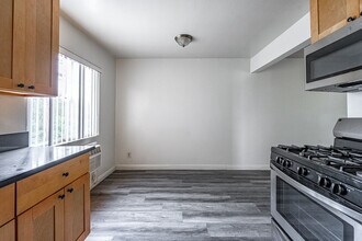 Bright Manor in Whittier, CA - Foto de edificio - Interior Photo