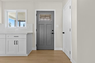 6921 Bluebell Ave in North Hollywood, CA - Foto de edificio - Building Photo