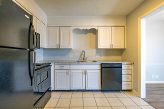 Colonial Plaza Apartments in Council Bluffs, IA - Building Photo - Interior Photo