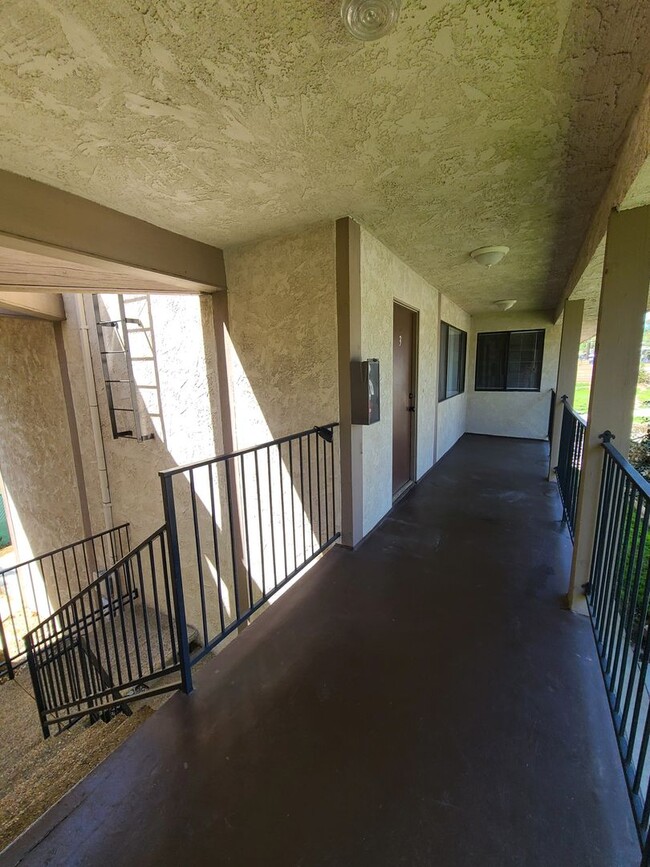 31975 Yucaipa Blvd in Yucaipa, CA - Foto de edificio - Building Photo