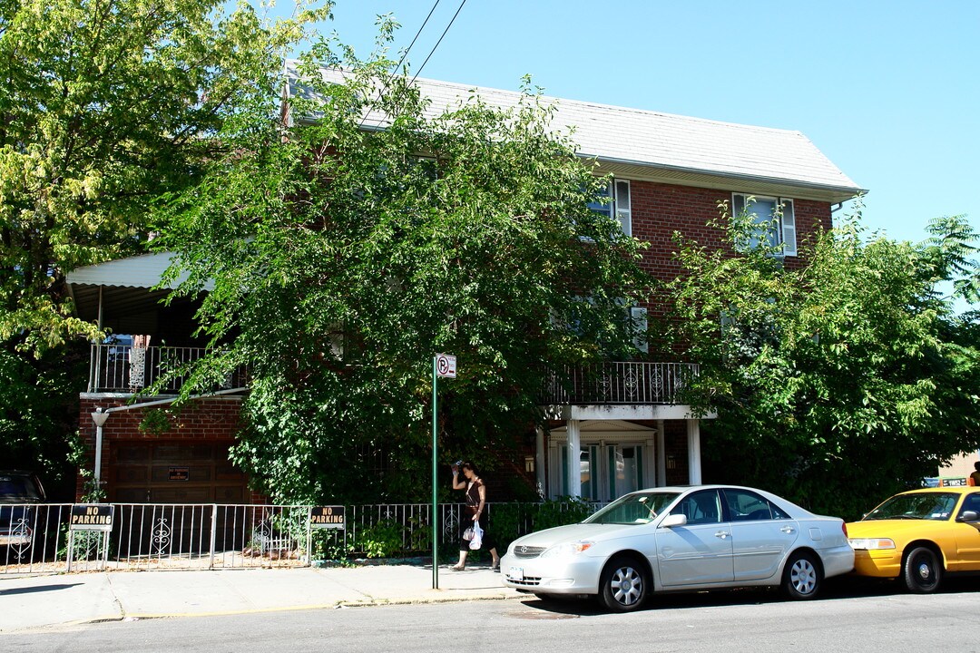 4204 Union St in Flushing, NY - Building Photo