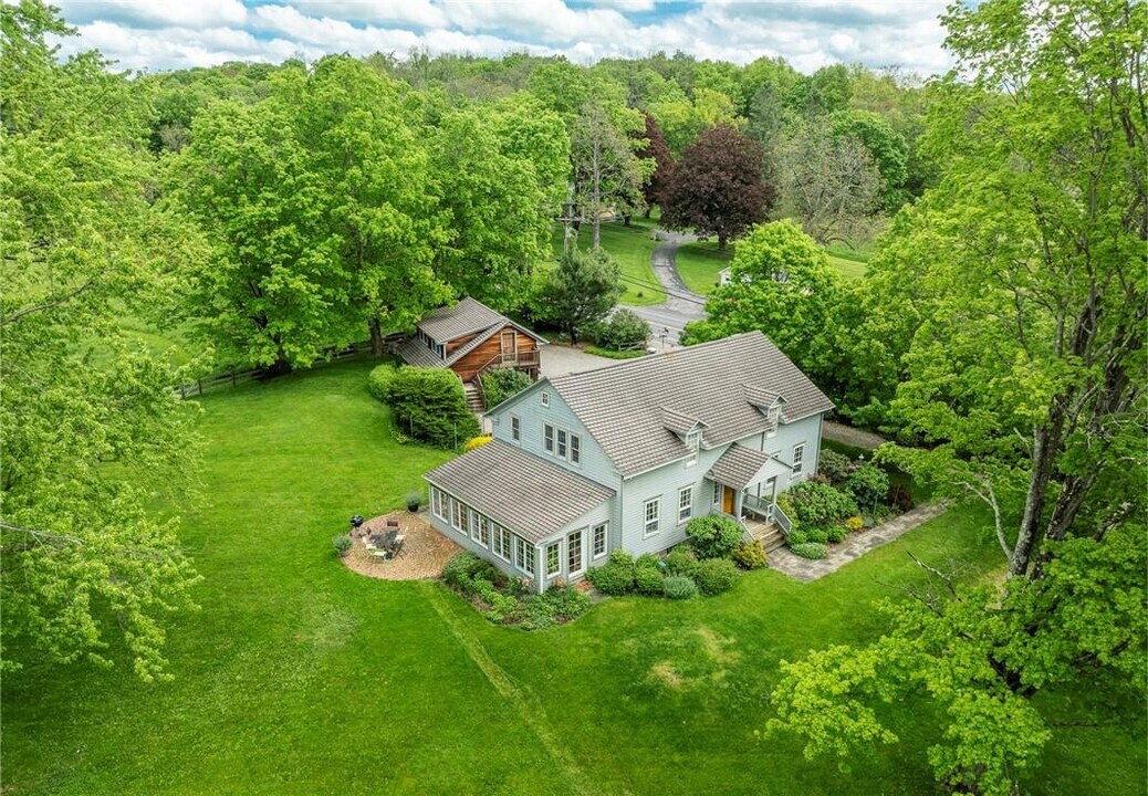 1282 Hollow Rd in Clinton Corners, NY - Building Photo