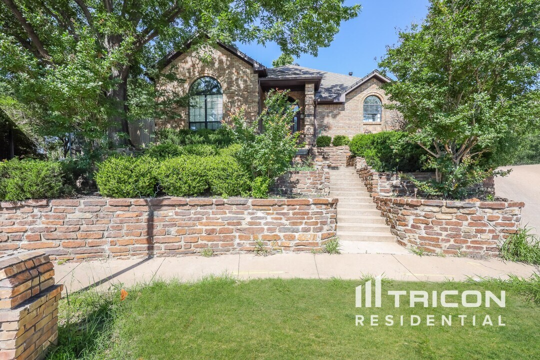 2704 Yorkshire Ct in Grapevine, TX - Building Photo