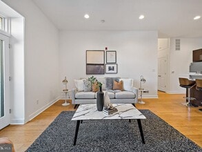 655 N 16th St, Unit 2 in Philadelphia, PA - Foto de edificio - Building Photo