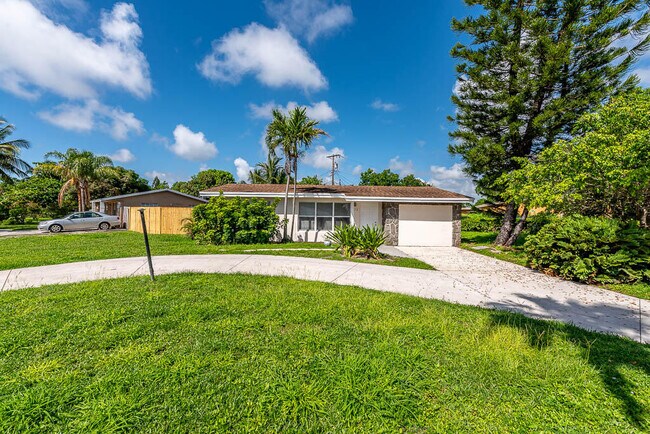 314 E Gateway Blvd in Boynton Beach, FL - Building Photo - Building Photo