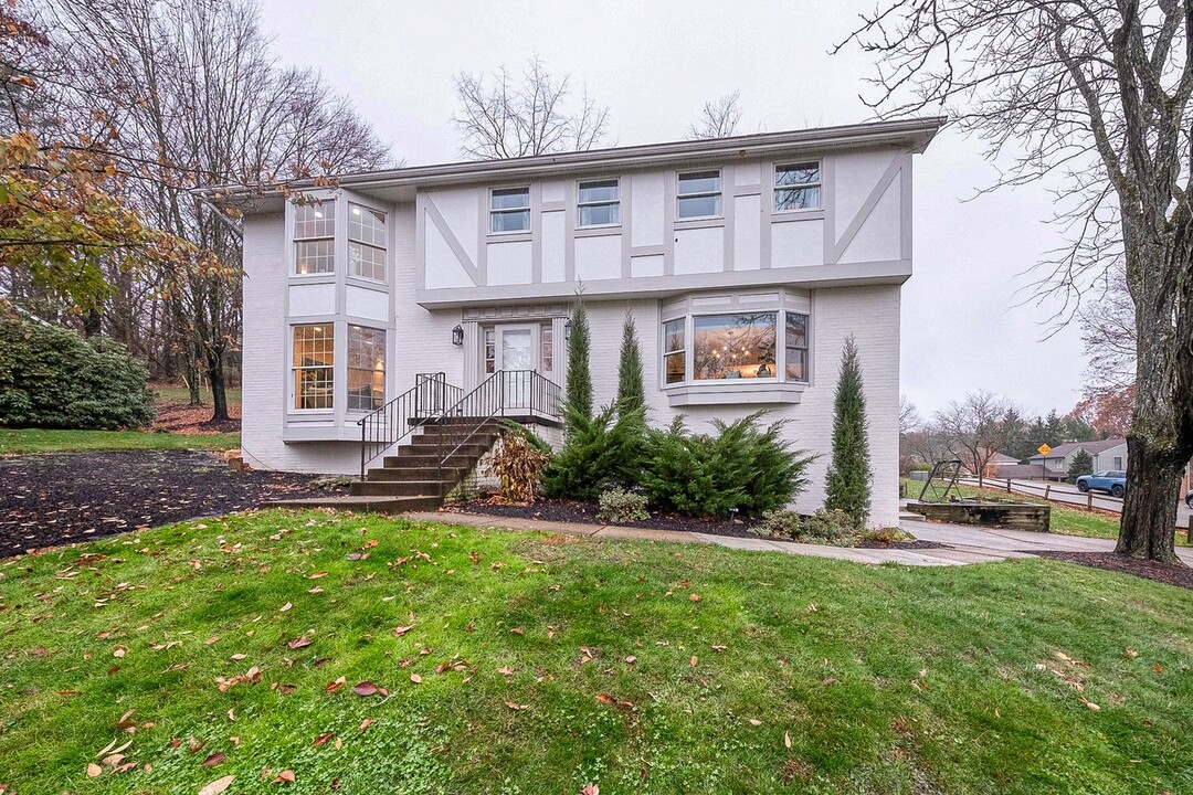 323 Cornwall Dr in Pittsburgh, PA - Building Photo