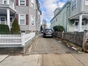 41 Rich St, Unit 2 in Waltham, MA - Foto de edificio - Building Photo