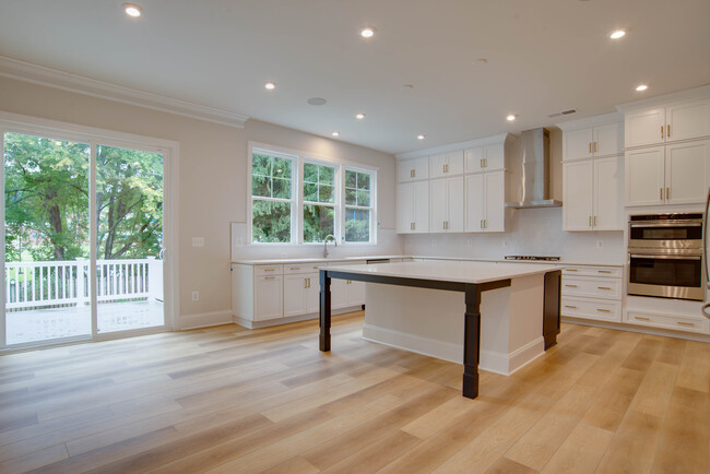 1419 Cottage St SW in Vienna, VA - Foto de edificio - Building Photo