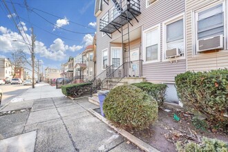 231 Griffith St in Jersey City, NJ - Building Photo - Building Photo