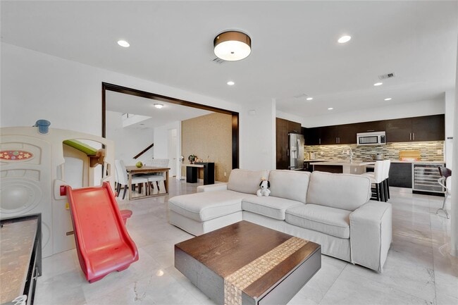 10574 NW 70th Ln in Doral, FL - Building Photo - Building Photo