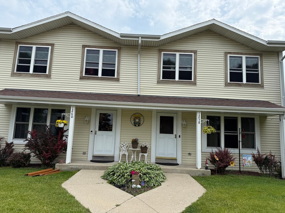 1258 Sunnyridge Rd in Pewaukee, WI - Foto de edificio