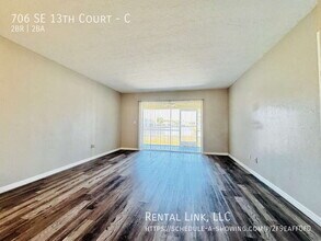 706 SE 13th Ct in Cape Coral, FL - Foto de edificio - Building Photo