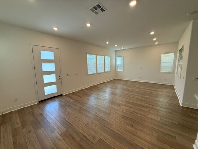 27051 Declaration Rd in Valencia, CA - Building Photo - Building Photo