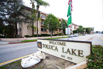 Toluca Plaza in Toluca Lake, CA - Building Photo - Building Photo