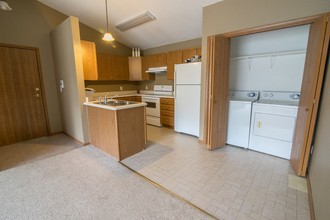 Park Pointe Apartments in Waterloo, IA - Building Photo - Building Photo