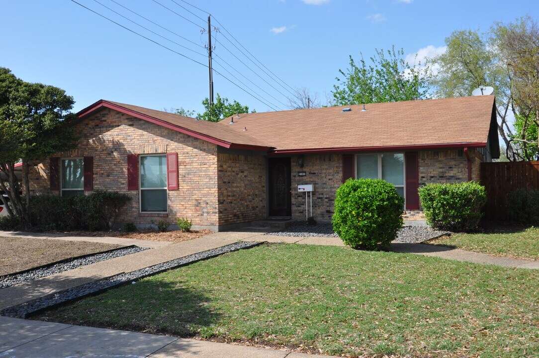 2101 Deerfield Dr in Carrollton, TX - Building Photo
