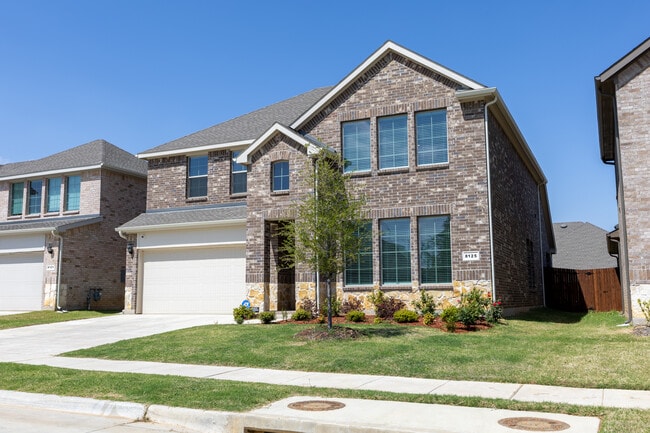 8125 Danny Scarth Ln in Fort Worth, TX - Foto de edificio - Building Photo