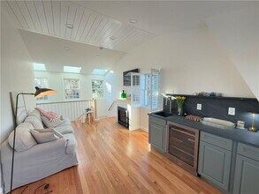 4 Cliff Ave in Newport, RI - Foto de edificio - Building Photo