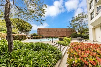 6363 Christie Ave, Unit 823 in Emeryville, CA - Foto de edificio - Building Photo