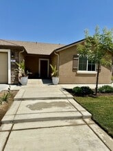 677 Country Pl in Dinuba, CA - Building Photo - Building Photo