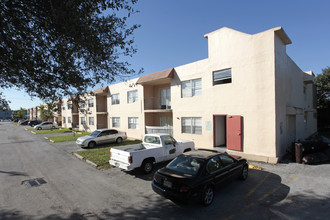 Hollywood Park North in Fort Lauderdale, FL - Building Photo - Building Photo