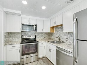 2950 N Palm Aire Dr in Pompano Beach, FL - Building Photo - Building Photo