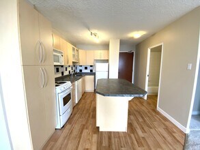 11147 Whyte Ave NW in Edmonton, AB - Building Photo - Building Photo