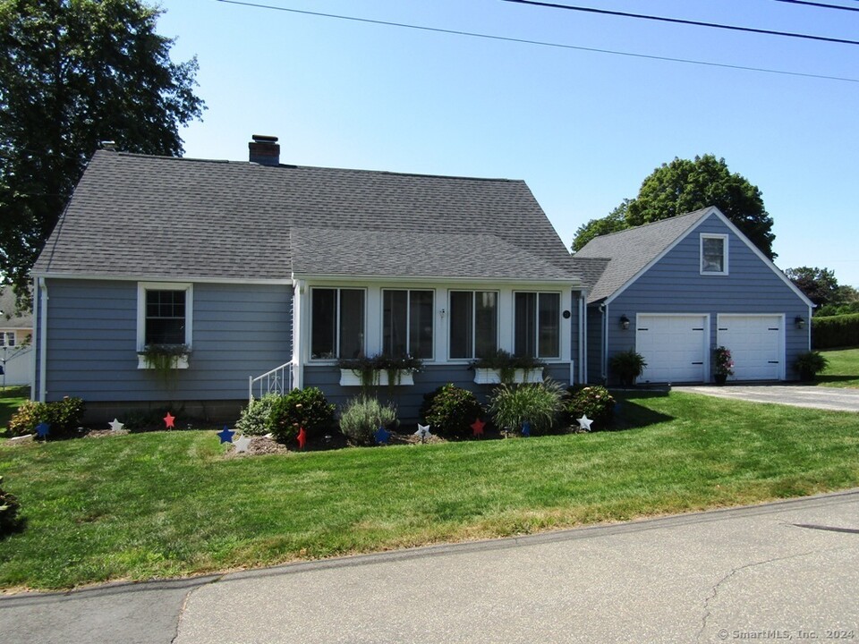 11 Brightwater Rd in Old Lyme, CT - Building Photo