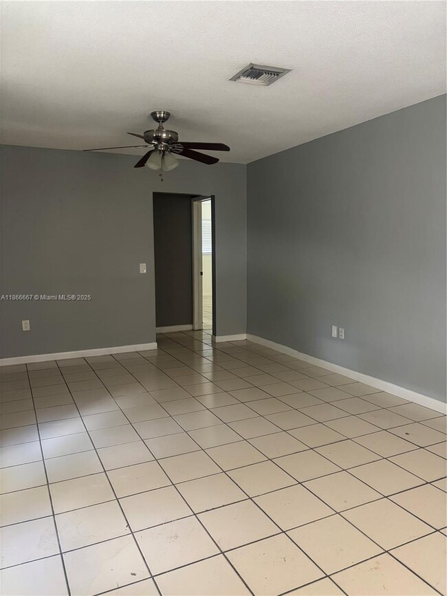 2823 SW 38th Ct-Unit -2823 in Miami, FL - Foto de edificio - Building Photo