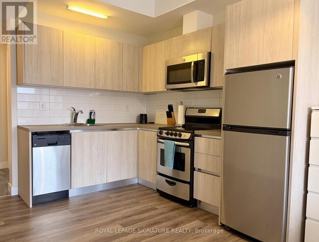 335 College St in Toronto, ON - Building Photo - Building Photo