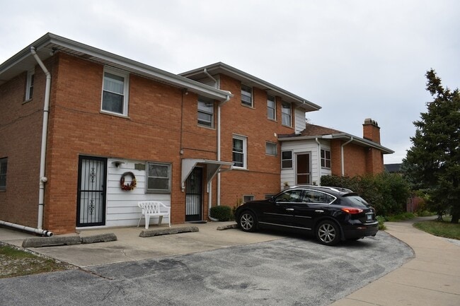 8435 S 81st Ave in Justice, IL - Foto de edificio - Building Photo