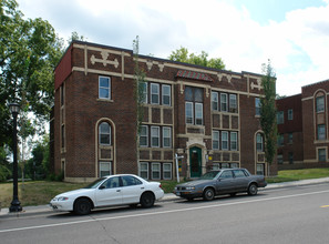 Golden Valley Road Apartments in Minneapolis, MN - Building Photo - Building Photo