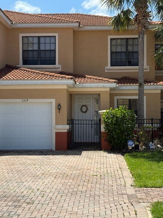 1319 Clove Dr in Poinciana, FL - Building Photo