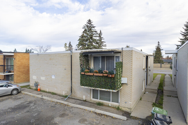 4217 Bow Trl SW in Calgary, AB - Building Photo - Building Photo