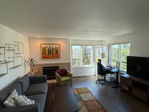 150 Valley St in Seattle, WA - Building Photo - Building Photo