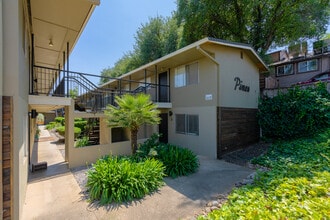 2045 Shasta St in Redding, CA - Foto de edificio - Building Photo