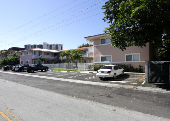 11630-11640 N Bayshore Dr in North Miami, FL - Building Photo - Building Photo