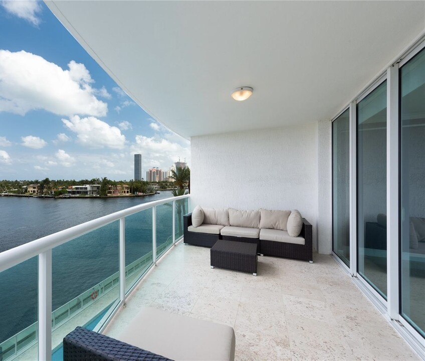 20201 E Country Club Dr, Unit 405 in Aventura, FL - Building Photo