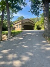 611 Saint Johns Dr in Delafield, WI - Building Photo - Building Photo